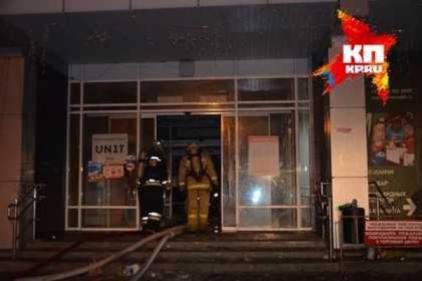 В российском Екатеринбурге шесть часов тушили масштабный пожар в торговом центре "Мегамарт" В российском Екатеринбурге шесть часов тушили масштабный пожар в торговом центре "Мегамарт"