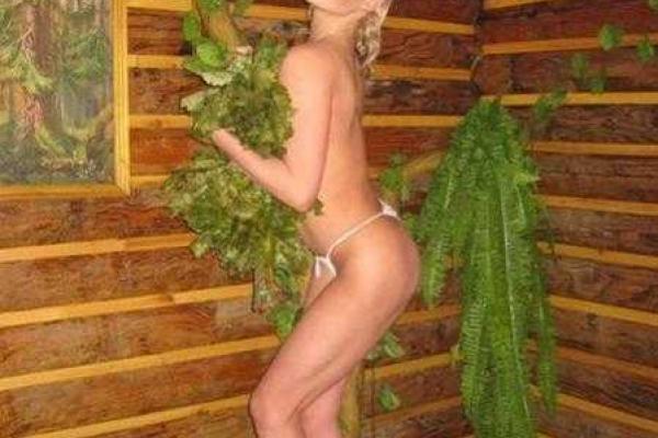 Поклонники Анастасии Волочковой гадают: кто делает пикантные снимки балерины в бане