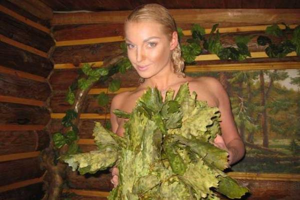 Поклонники Анастасии Волочковой гадают: кто делает пикантные снимки балерины в бане