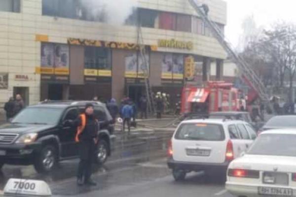 В Сеть попало видео масштабного пожара в ночном клубе Одессы В Сеть попало видео масштабного пожара в ночном клубе Одессы