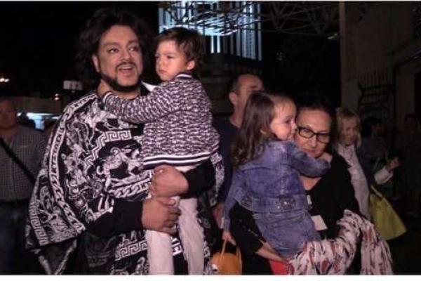 Певец Филипп Киркоров хочет усыновить ребенка