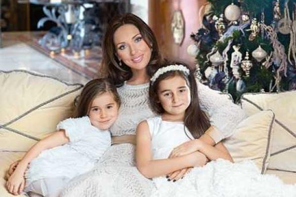 Певица Алсу не может исполнить новогоднее желание дочерей Певица Алсу не может исполнить новогоднее желание дочерей