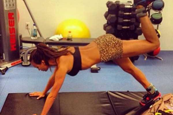 Модель Ирина Шейк показала снимки со своей тренировки