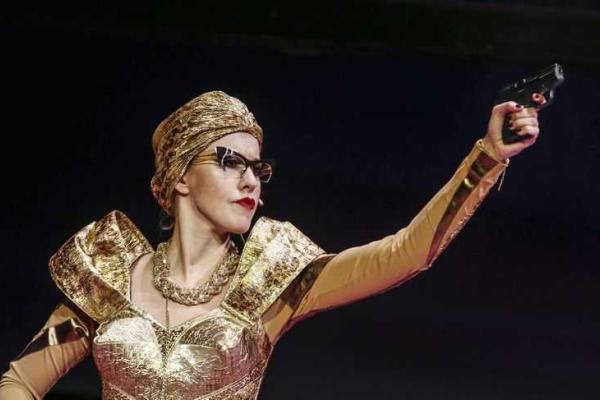 Телеведущая Ксения Собчак играет с Максимом Виторганом на одной сцене в спектакле "Женитьба"