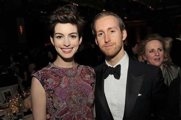 Знаменитая актриса Энн Хэтэуэй перестала скрывать беременность