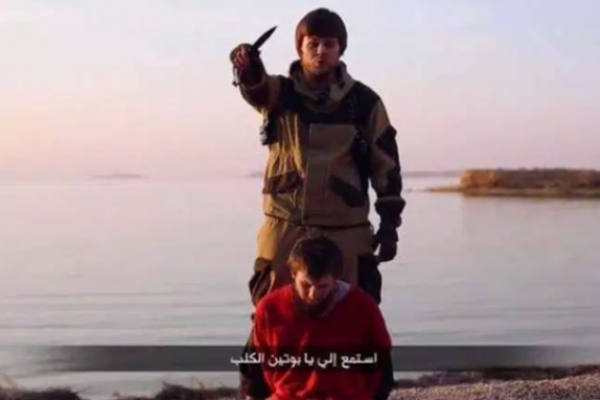 Боевики "ИГ" в Ираке сняли на видео казнь российского "агента ФСБ" (21+) Боевики "ИГ" в Ираке сняли на видео казнь российского "агента ФСБ" (21+)