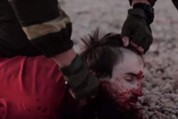 Боевики "ИГ" в Ираке сняли на видео казнь российского "агента ФСБ" (21+) Боевики "ИГ" в Ираке сняли на видео казнь российского "агента ФСБ" (21+)