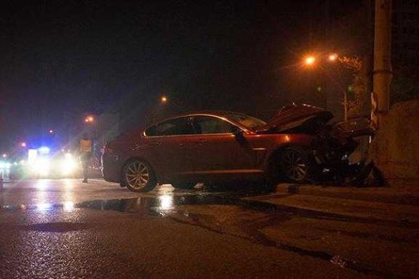 В Киеве пьяный водитель на престижном автомобиле "Jaguar" влетел в отбойник