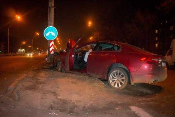 В Киеве пьяный водитель на престижном автомобиле "Jaguar" влетел в отбойник