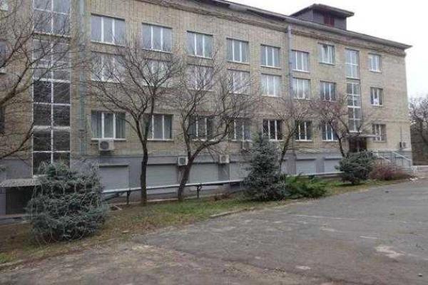 В ботаническом саду российского города Ростов-на-Дону елки огородили колючей проволокой