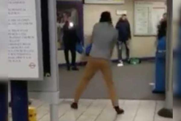 В лондонском метро вооруженный ножом мужчина напал на пассажиров, ранив несколько человек В лондонском метро вооруженный ножом мужчина напал на пассажиров, ранив несколько человек