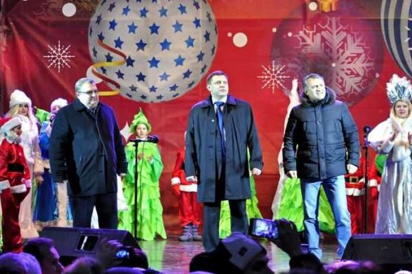 В Донецке состоялись торжества по случаю открытия новогодней елки  В Донецке состоялись торжества по случаю открытия новогодней елки