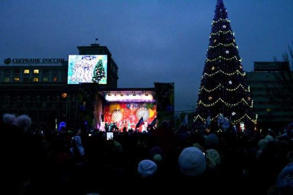 В Донецке состоялись торжества по случаю открытия новогодней елки  В Донецке состоялись торжества по случаю открытия новогодней елки