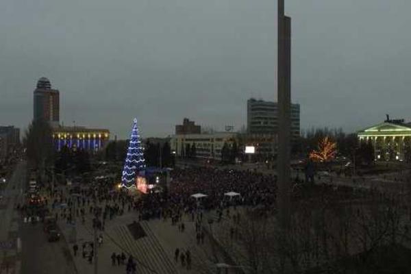 В Донецке состоялись торжества по случаю открытия новогодней елки  В Донецке состоялись торжества по случаю открытия новогодней елки