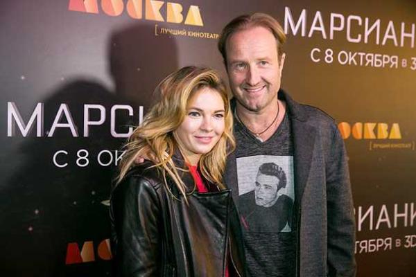 Звезда телешоу "Дом-2" беременна от известного российского режиссера