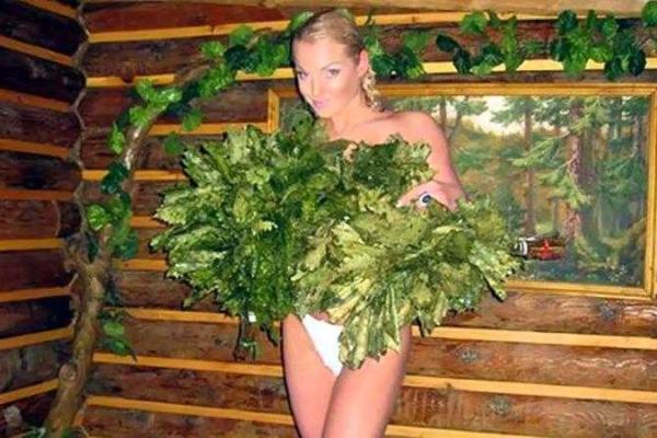 Поклонники Анастасии Волочковой гадают: кто делает пикантные снимки балерины в бане