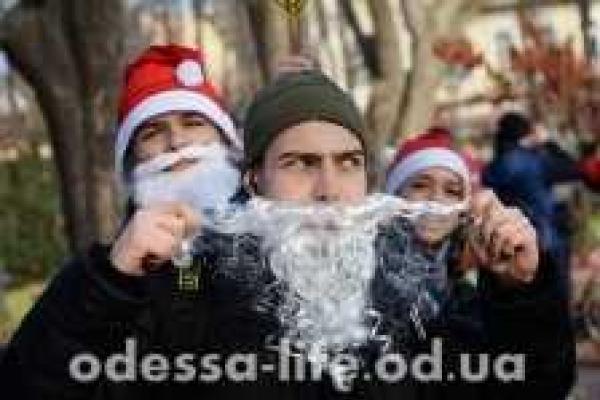 Международный рождественский забег Санта Клаусов провели в Одессе Международный рождественский забег Санта Клаусов провели в Одессе
