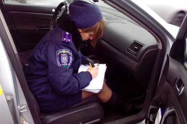 В Киеве средь бела дня повздорила группа мужчин: в ход пошло травматическое оружие