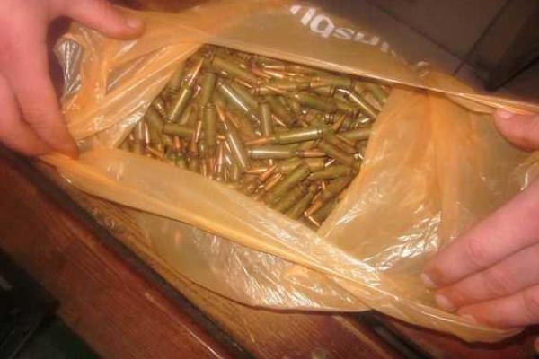 Киевские правоохранители в метро задержали участника АТО, который прихватил на войне боеприпасы "на память" Киевские правоохранители в метро задержали участника АТО, который прихватил на войне боеприпасы "на память"