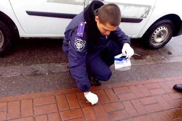 В Киеве средь бела дня повздорила группа мужчин: в ход пошло травматическое оружие