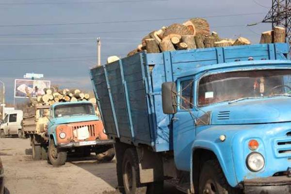 На Донетчине усилен контроль на блокпостах: увеличено количество полицейских, идет тщательный осмотр грузов На Донетчине усилен контроль на блокпостах: увеличено количество полицейских, идет тщательный осмотр грузов