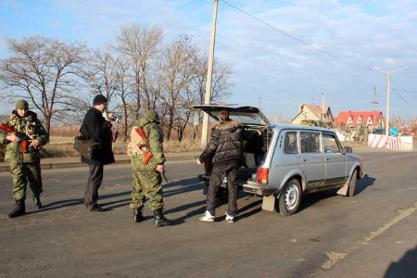 На Донетчине усилен контроль на блокпостах: увеличено количество полицейских, идет тщательный осмотр грузов На Донетчине усилен контроль на блокпостах: увеличено количество полицейских, идет тщательный осмотр грузов