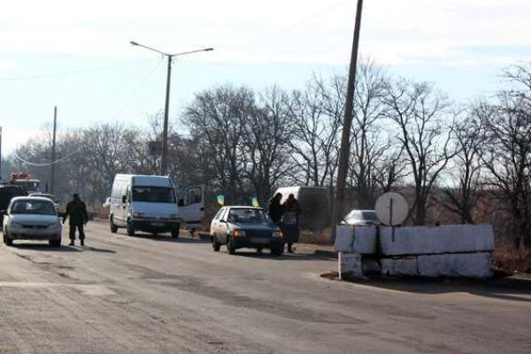 На Донетчине усилен контроль на блокпостах: увеличено количество полицейских, идет тщательный осмотр грузов На Донетчине усилен контроль на блокпостах: увеличено количество полицейских, идет тщательный осмотр грузов