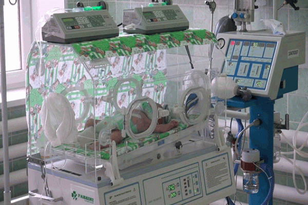 В Лисичанскую больницу доставили новорожденную девочку, которую горе-мать выбросила в Станице-Луганской