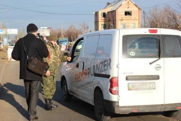 На Донетчине усилен контроль на блокпостах: увеличено количество полицейских, идет тщательный осмотр грузов На Донетчине усилен контроль на блокпостах: увеличено количество полицейских, идет тщательный осмотр грузов
