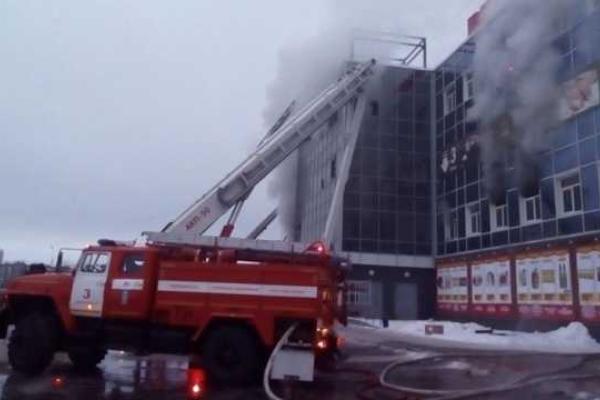 В российском Екатеринбурге шесть часов тушили масштабный пожар в торговом центре "Мегамарт" В российском Екатеринбурге шесть часов тушили масштабный пожар в торговом центре "Мегамарт"