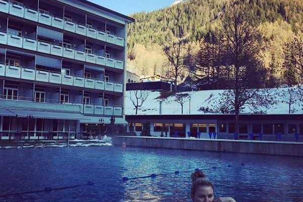 Певица Анна Семенович улетела к возлюбленному в Швейцарию