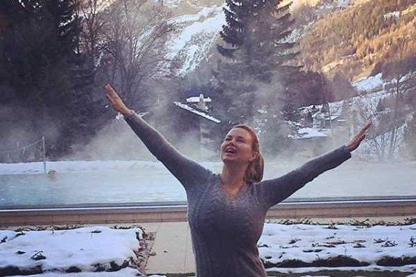 Певица Анна Семенович нежится на отдыхе в Швейцарии в объятиях своего возлюбленного Певица Анна Семенович нежится на отдыхе в Швейцарии в объятиях своего возлюбленного