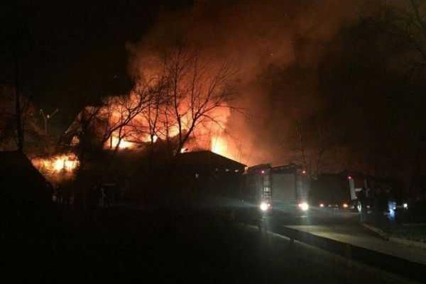 Жаркая ночь столичных огнеборцев: в Киеве тушили пожар в ресторанном комплексе "Мельница" Жаркая ночь столичных огнеборцев: в Киеве тушили пожар в ресторанном комплексе "Мельница"