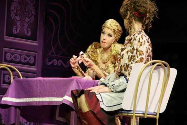 Телеведущая Ксения Собчак играет с Максимом Виторганом на одной сцене в спектакле "Женитьба"