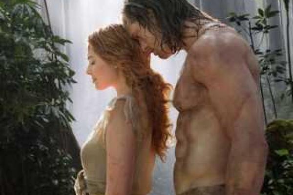 Актер Александр Скарсгард покорил поклонниц идеальным прессом