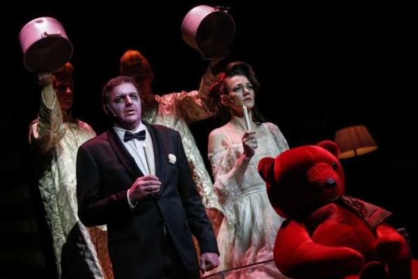 Телеведущая Ксения Собчак играет с Максимом Виторганом на одной сцене в спектакле "Женитьба"