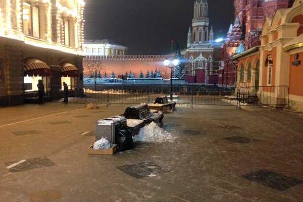 Ночью всех москвичей и гостей российской столицы "выгнали" с Красной площади: в Кремле был замечен реанимобиль