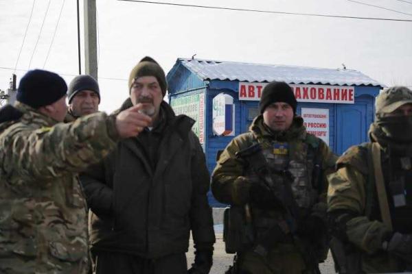 Глава Луганской ВГА побывал на позициях украинских пограничников на КПВВ "Меловое" Глава Луганской ВГА побывал на позициях украинских пограничников на КПВВ "Меловое"