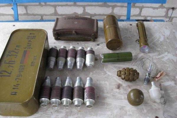 Сотрудники полиции и СБУ обнаружили схрон с боеприпасами в дачном доме в городе Счастье Сотрудники полиции и СБУ обнаружили схрон с боеприпасами в дачном доме в городе Счастье