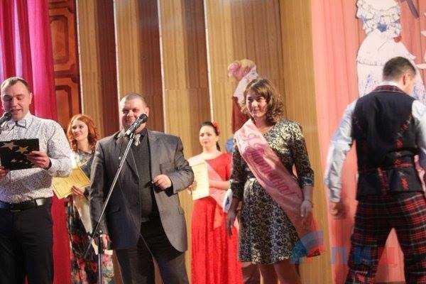 В Луганске провели конкурс красоты среди студенток вузов, техникумов и колледжей В Луганске провели конкурс красоты среди студенток вузов, техникумов и колледжей