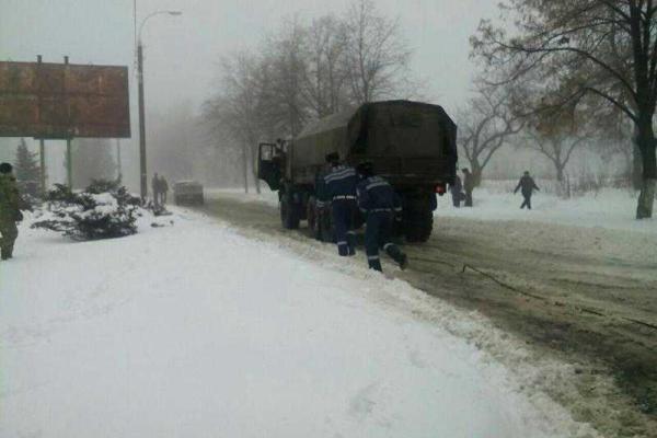 В Лисичанске сотрудники полиции оказывают помощь водителям, попавшим в беду из-за сложных погодных условий В Лисичанске сотрудники полиции оказывают помощь водителям, попавшим в беду из-за сложных погодных условий