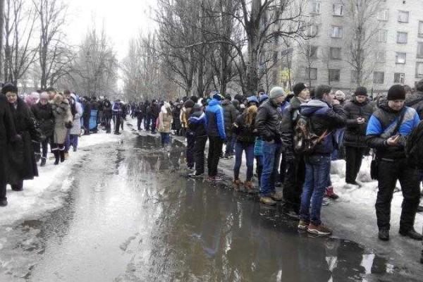 В Донецке состоялся митинг у храма, который призывает к единству с Украиной В Донецке состоялся митинг у храма, который призывает к единству с Украиной