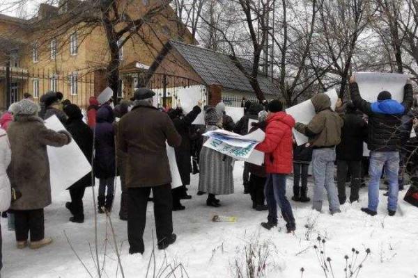 В Донецке состоялся митинг у храма, который призывает к единству с Украиной В Донецке состоялся митинг у храма, который призывает к единству с Украиной