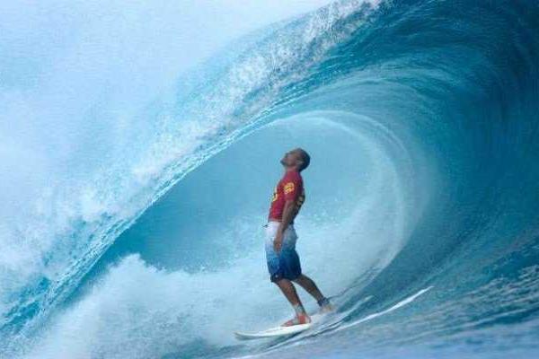 Один из самых титулованных серферов мира на Гавайях спас утопающего 2-летнего ребенка 