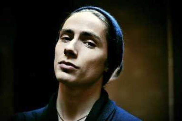 В центре Киева неизвестные избили участника группы "Quest Pistols Show" В центре Киева неизвестные избили участника группы "Quest Pistols Show"