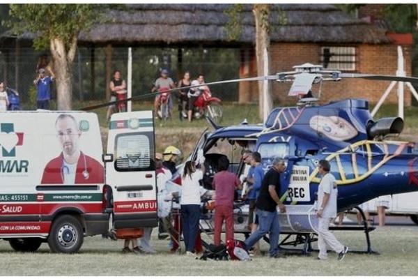 В Аргентине женщина на авто "Mini Cooper" врезалась в толпу зрителей авторалли В Аргентине женщина на авто "Mini Cooper" врезалась в толпу зрителей авторалли