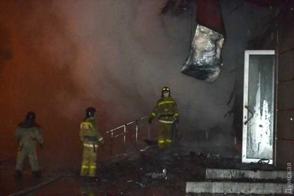 В центре Одессы сгорел магазин мебели В центре Одессы сгорел магазин мебели