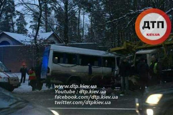 Масштабное ДТП в Киеве: полная маршрутка влетела в грузовик Масштабное ДТП в Киеве: полная маршрутка влетела в грузовик