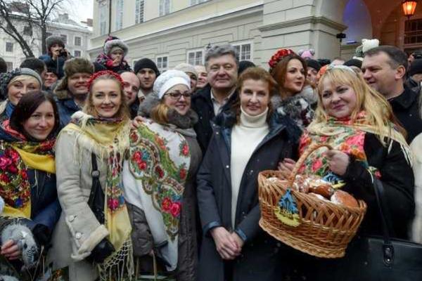 Порошенко с семьей побывал во Львове на рождественской ярмарке Порошенко с семьей побывал во Львове на рождественской ярмарке