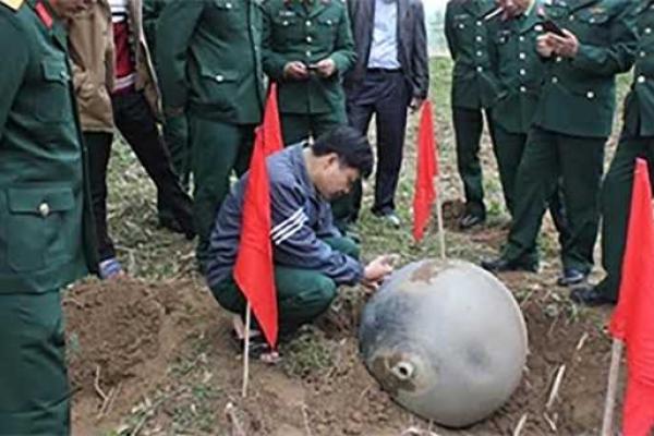 На жилые районы Вьетнама рухнули с неба загадочные космические сферы